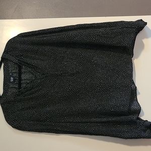 Gap black and white V-neck shirt